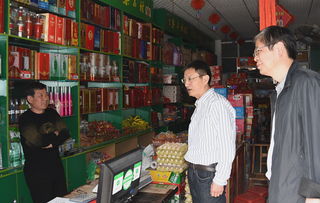 王洪斌在郧阳区局走访卷烟零售市场